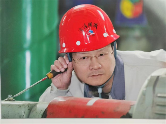 （官網(wǎng)、公眾號(hào)）濟(jì)源鋼鐵王洪杰榮獲“全國(guó)勞動(dòng)模范”稱號(hào)303.jpg